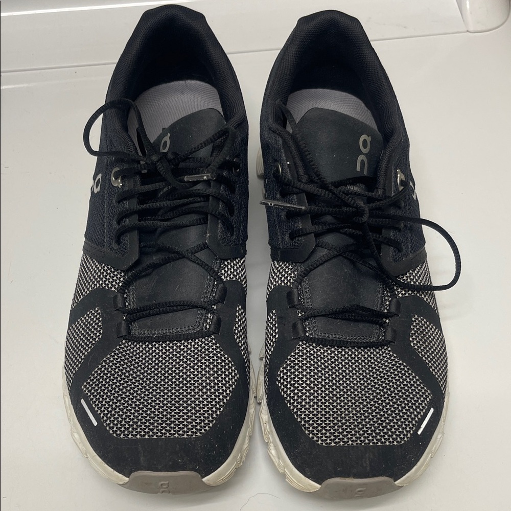 On Cloud Women’s Black and White Athletic Shoes